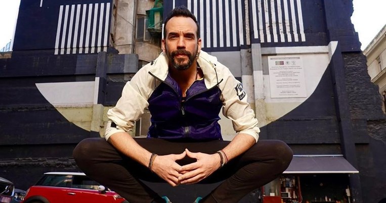 Πάνος Μουζουράκης: Αιφνιδίασε τη μητέρα του με μία ξεκαρδιστική φάρσα