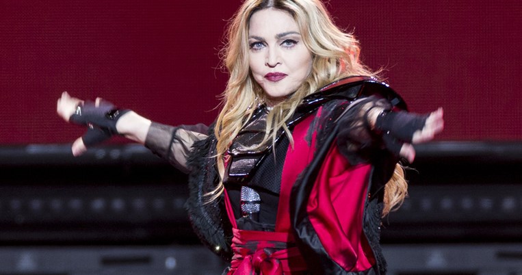 Τολμηρή Madonna: Συνέχισε να τραγουδάει χωρίς φώτα στη σκηνή [Βίντεο]