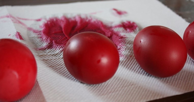«Μη βάφετε φρέσκα αυγά»: Τα μυστικά της Αργυρώς Μπαρμπαρίγου για κατακόκκινα πασχαλινά αυγά