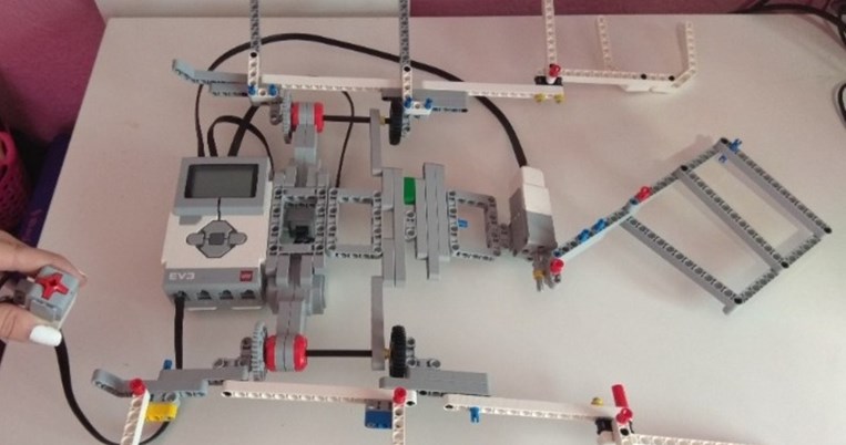 Η απάντηση στις προσευχές μας: Μαθήτριες από τη Νάουσα έφτιαξαν ρομπότ που διπλώνει τα ρούχα