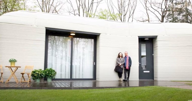 Το μέλλον του σπιτιού; Το πρώτο ζευγάρι στην Ευρώπη που μετακόμισε σε 3D εκτυπωμένη κατοικία