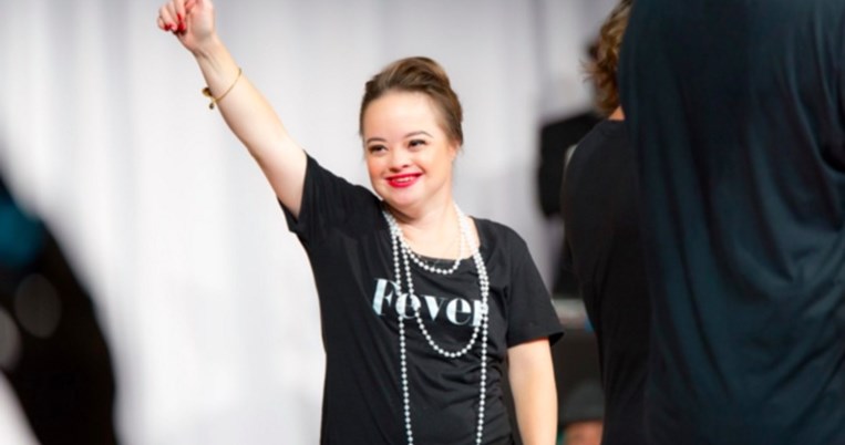 Katie Meade: H πρώτη γυναίκα με σύνδρομο Down που πρωταγωνίστησε σε καμπάνια ομορφιάς