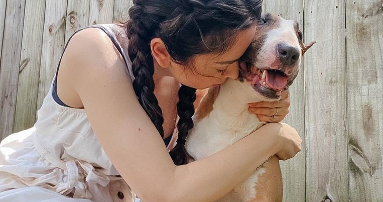 Διεθνής κατακραυγή: YouTuber θανάτωσε τον σκύλο που είχε 9 χρόνια, όταν δάγκωσε τον γιο της