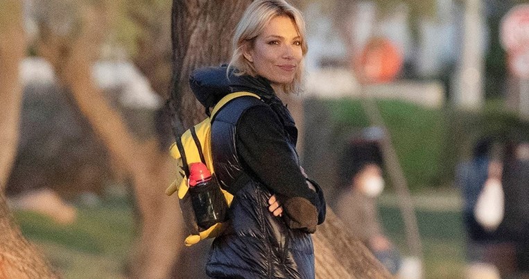 Η Βίκυ Καγιά «αδιαφορεί» για τον ντόρο γύρω από το όνομά της. Βγαίνει βόλτα με τον υπέροχο γιο της