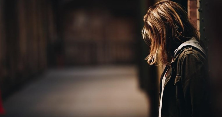 Για προσβολή γενετήσιας αξιοπρέπειας κατά συρροή κατηγορείται ο 22χρονος επιδειξιμανής 