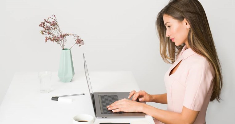 «Δεν ξέρω τι να φορέσω στο γραφείο» | 10 looks που θα σε βοηθήσουν να ντυθείς κομψά αυτή την εποχή