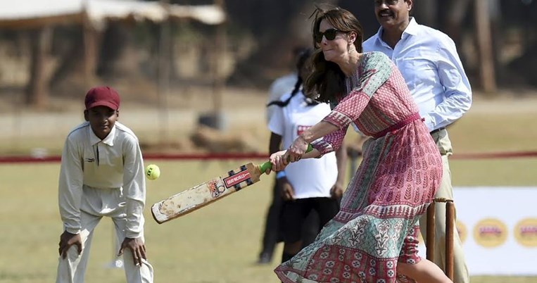 Η Κέιτ Μίντλετον παίζει κρίκετ με παιδιά στην Ινδία με φόρεμα που έγινε ήδη sold out