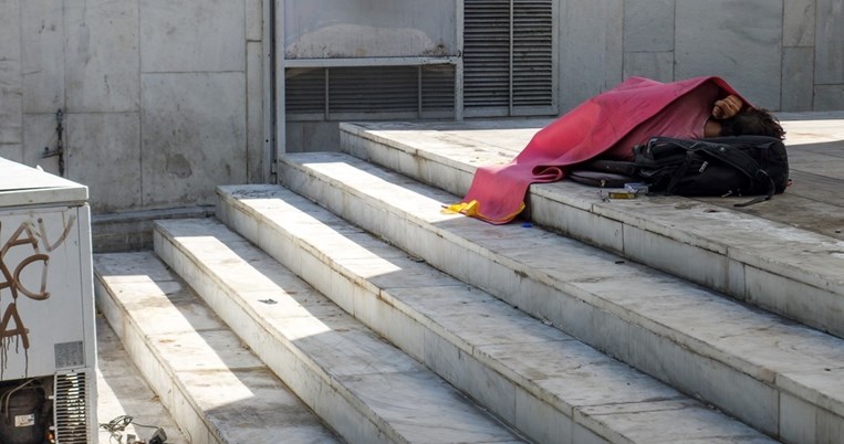 Κάτω από το όριο της φτώχειας ή κάτω από το όριο της αξιοπρέπειας;