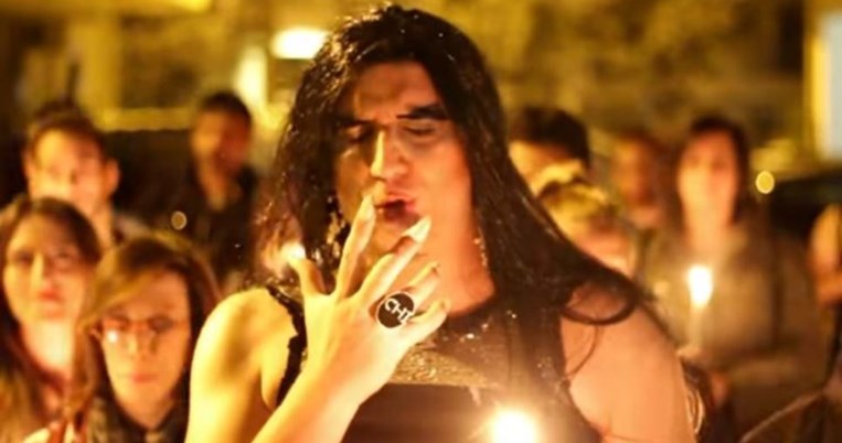 Στα μπότοξ και στις πλαστικές ξεπαραδιάζομαι - Η παρωδία της διαφήμισης των Jumbo