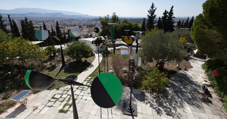 Θα ατενίζουν από ψηλά την Αθήνα: 46 γλυπτά του Takis σε νέα υπαίθρια έκθεση στο ΚΠΙΣΝ