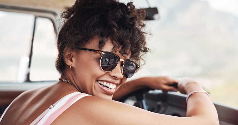 5 ζευγάρια γυαλιά ηλίου που δεν φεύγουν ποτέ από τη μόδα