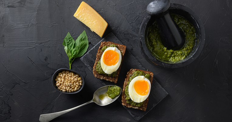 Pesto eggs: Η νέα συνταγή που σίγουρα θα λατρέψεις