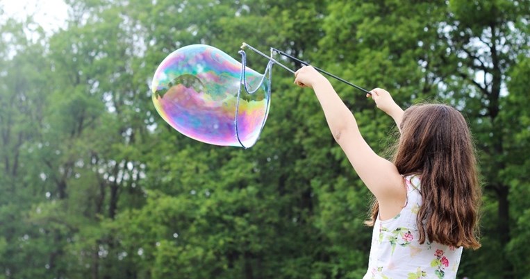 «Γιατί δεν χρειάζεται να σχολιάζουμε ή να επιδοκιμάζουμε ένα παιδί ενώ παίζει»