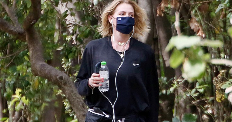 Βόλτα με τον μπέμπη: Η Τζένη Μπαλατσινού με την πιο στιλάτη ανοιξιάτικη εμφάνιση στο Ζάππειο 