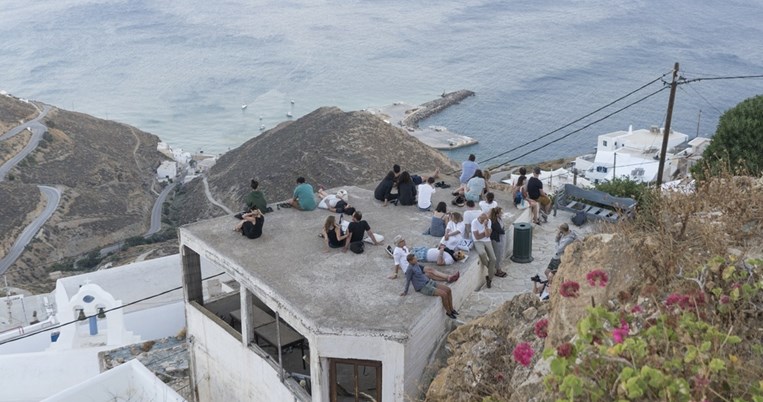 Στο ομορφότερο μπαλκόνι του Αιγαίου: Μία εβδομάδα στην Ανάφη γεμάτη τέχνη