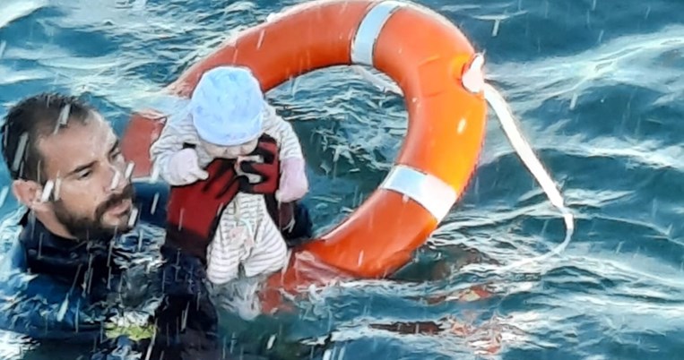 Μωρό άσπρο σαν πανί ανασύρεται από τη Μεσόγειο: Νέα φωτογραφία-σύμβολο του μεταναστευτικού δράματος