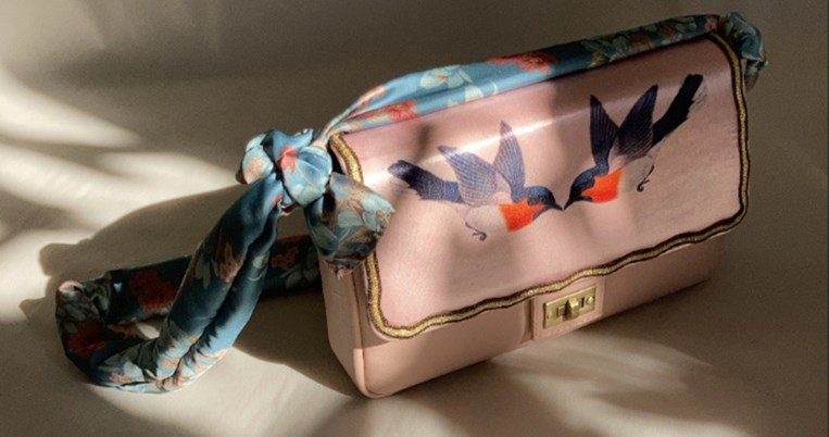 O έναστρος ουρανός και τα χρώματα της Ελλάδας αποτυπωμένα στις πιο στιλάτες τσάντες του καλοκαιριού