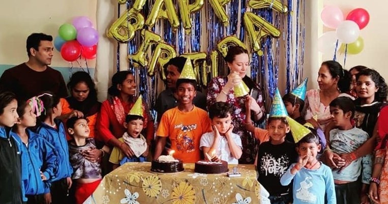 34χρονη γυναίκα πούλησε όλα της τα υπάρχοντα, μετακόμισε στην Ινδία και υιοθέτησε 11 ορφανά