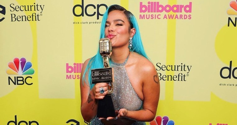 Με μια αποκαλυπτική δημιουργία Celia Kritharioti η λάτιν σούπερ σταρ, Karol G, έλαμψε στα Billboard 