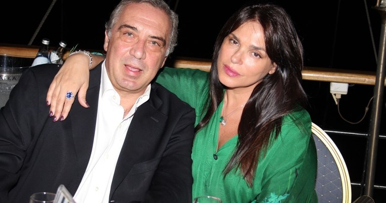 H Σήλια Κριθαριώτη ποζάρει με μαγιό και γιορτάζει 26 χρόνια γάμου