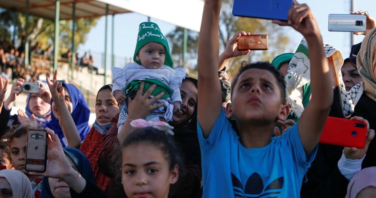 «Η ζωή και η αγάπη συνεχίζονται»: Το πάρτι γενεθλίων ενός μικρού αγοριού στα συντρίμμια της Γάζας