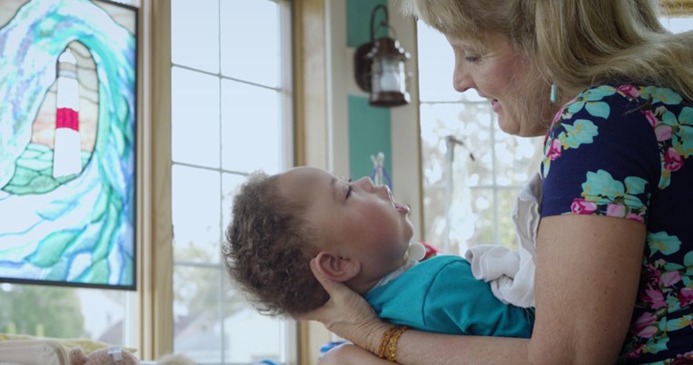 Ζευγάρι φροντίζει παιδιά με ασθένειες σε τερματικό στάδιο τα οποία εγκαταλείπουν οι γονείς τους