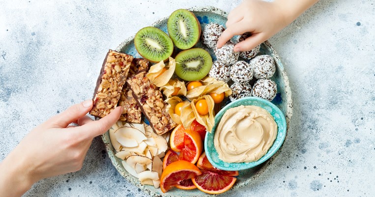 10 ιδέες για θρεπτικά σνακ έως 200 θερμίδες με πρωτεΐνη, υδατάνθρακα και λιπαρά σε τέλεια αναλογία