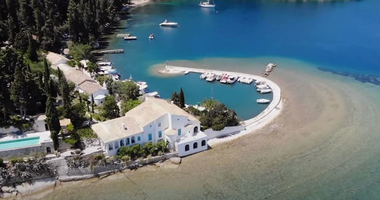 Στον παράδεισο των Ντάρελ: Ο άγνωστος πανέμορφος κολπίσκος με τα πολυτελή σκάφη, σε σχήμα πετάλου