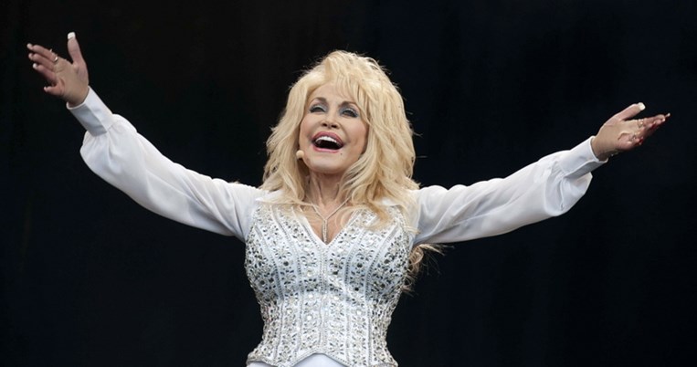 Dolly Parton | Γιατί δεν αφαιρεί ποτέ το μακιγιάζ της πριν κοιμηθεί
