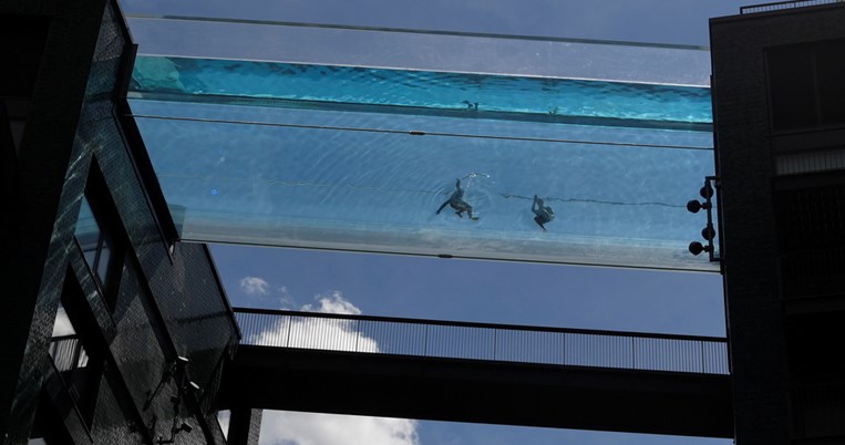 Βουτιές με θέα το χάος: Άνοιξε η πρώτη εναέρια πισίνα στον κόσμο