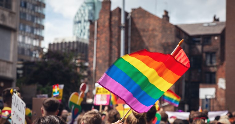 «Τα ρούχα δεν έχουν φύλο»: Δάσκαλοι στην Ισπανία διδάσκουν φορώντας φούστα