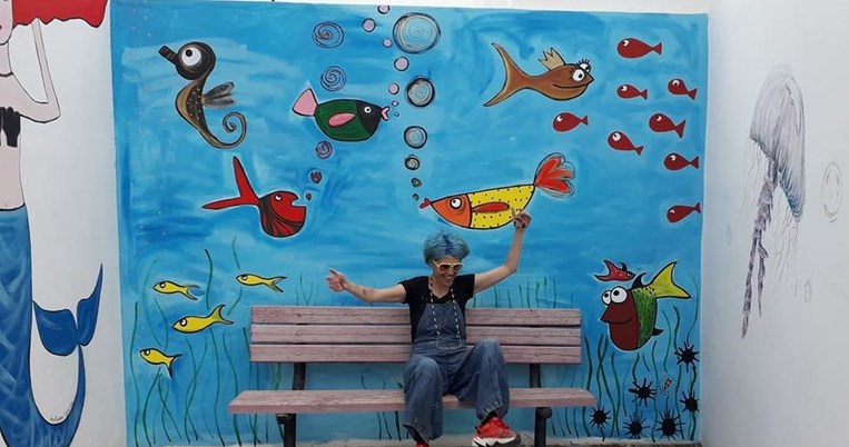 Ιδιοκτήτρια βιβλιοπωλείου στην Πάτμο ζωγράφισε υπέροχα τους τοίχους ενός νηπιαγωγείου