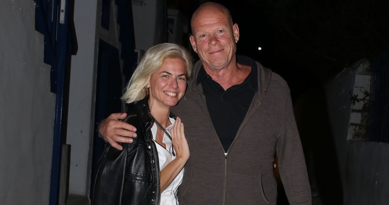 Το τέλειο μπλε: Η Χριστίνα Κοντοβά φόρεσε το ιδανικό μαγιό για γυναίκες με «κοιλίτσα»