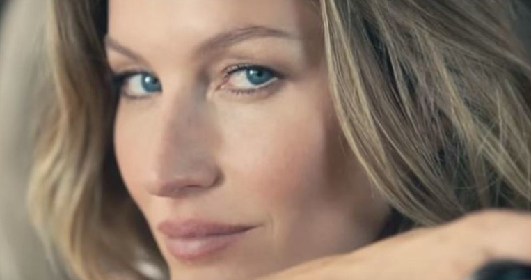 Gisele Bundchen: Η νέα μούσα του οίκου Chanel περιπλανιέται στο δάσος μόνο με μία κουβέρτα   