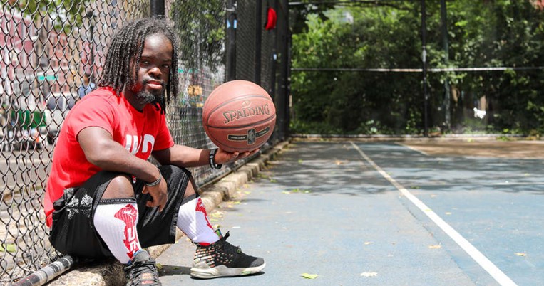 «Δεν υπάρχει χειρότερο από ένα πλήθος που σε κοιτάει»: Ο νάνος που έγινε κορυφαίος μπασκετμπολίστας