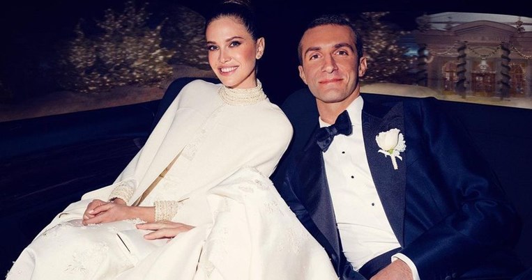 Σφιχτή αγκαλιά: Η Ντάσα Ζούκοβα αποκάλυψε την πρώτη φωτογραφία του μωρού της με τον Σταύρο Νιάρχο