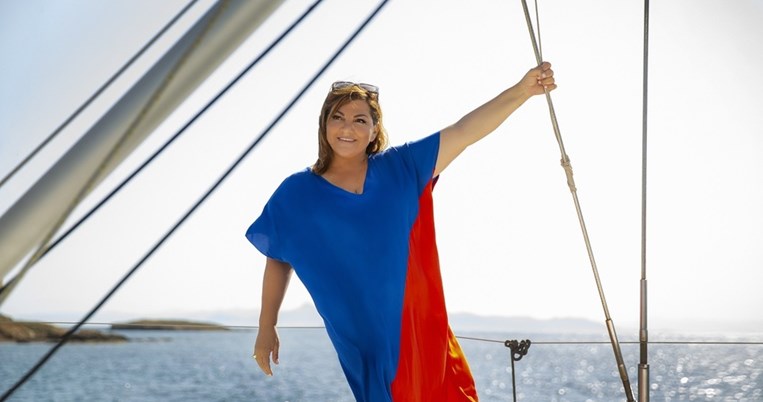 Η Βίκυ Σταυροπούλου φόρεσε ένα καφτάνι-έργο τέχνης από την πρώτη της συλλογή με την Parabita