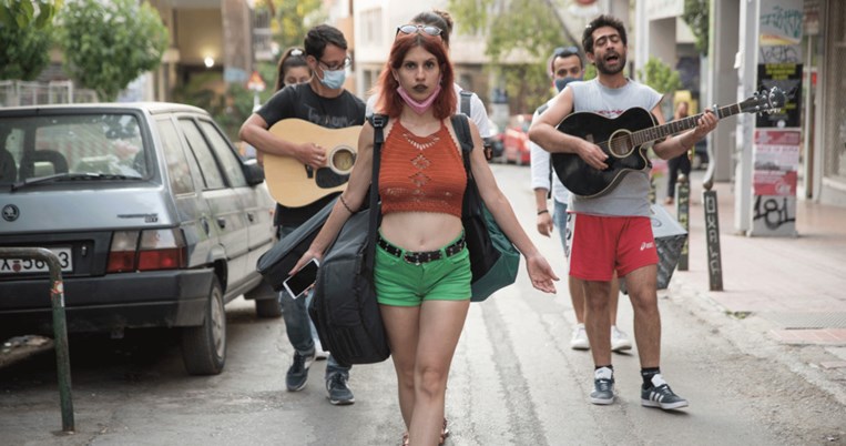 Η Αθήνα αλλιώς: Καλλιτέχνες και φιλότεχνοι μας ξεναγούν στα Εξάρχεια με τραγούδια και περφόρμανς