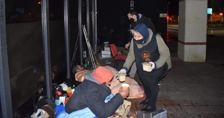 «Εργάτες της αγάπης»: Η Κυριακή και οι εθελοντές της μαγειρεύουν για 60 αστέγους της Θεσσαλονίκης