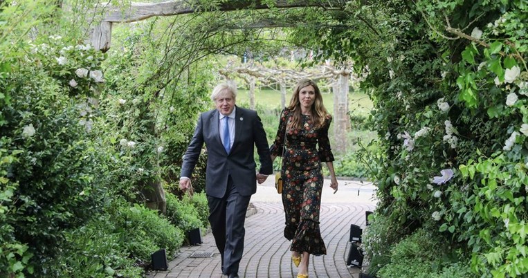 Σύνοδος G7 | Τι φόρεσαν οι καλεσμένες στη δεξίωση της Βασίλισσας Ελισάβετ