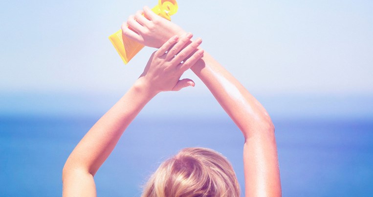 Το πρώτο αντηλιακό που απλώνεται και σε στεγνή και σε βρεγμένη επιδερμίδα