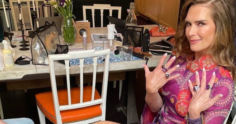 Tρεις πανέμορφες γυναίκες: Η Μπρουκ Σιλντς και οι δύο κόρες της ποζάρουν με μαγιό