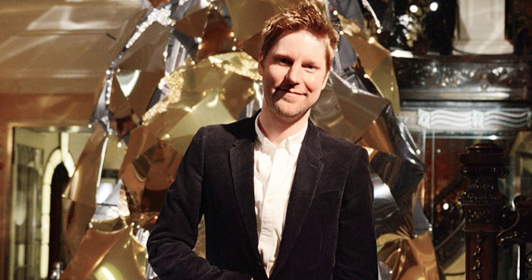 Ο Christopher Bailey στόλισε το δέντρο του Claridge's Hotel με 100 ομπρέλες και 77.000 φωτάκια