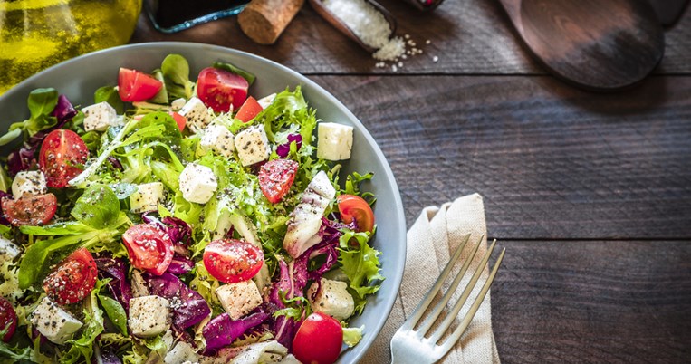 Η σαλάτα ως πλήρες γεύμα: 5 λάθη που κάνουμε όταν τη φτιάχνουμε