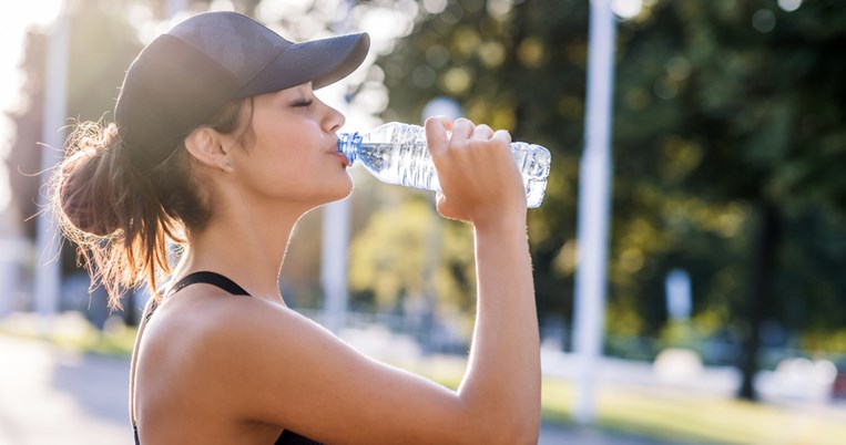 Πόσο νερό πρέπει να πίνω: Υπολόγισε την ποσότητα νερού που πρέπει να πίνεις κάθε μέρα