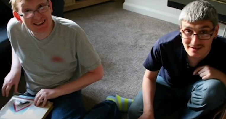 Η τραγική ιστορία των αδερφών Κλαρκ: Το σπάνιο σύνδρομο που τους έκανε και πάλι παιδιά