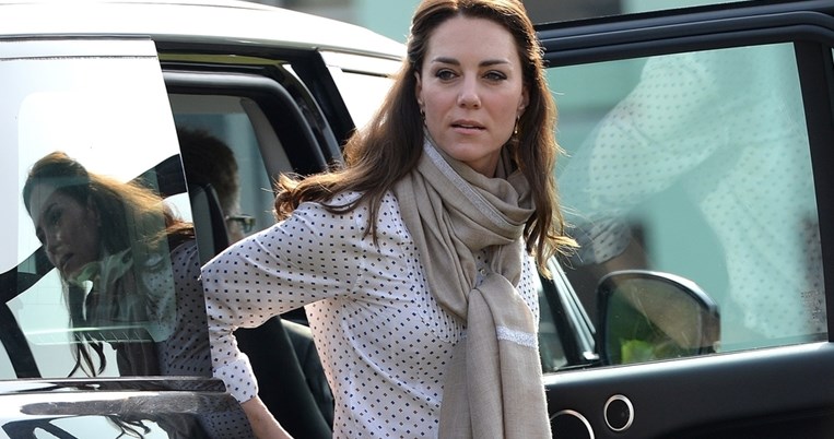 Το παντελόνι της Κέιτ Μίντλετον κοστίζει 29.99 ευρώ. Κάντο δικό σου πριν εξαντληθεί