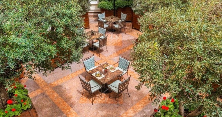 Φανταστικές ταράτσες και δροσεροί κήποι για φαγητό στην Αθήνα