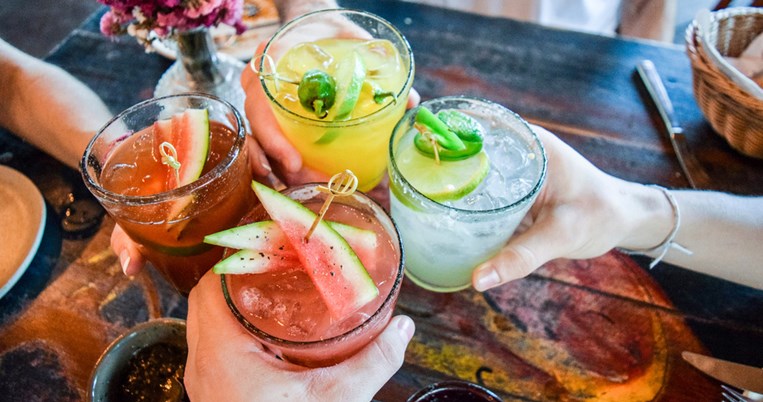 Τι ποτό να πιω το καλοκαίρι; 3 καλοκαιρινά κοκτέιλ με ή χωρίς αλκοόλ