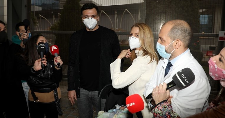 Βασίλης Κικίλιας και Τζένη Μπαλατσινού βάφτισαν το γιο τους: Το άλμπουμ της βάφτισης 